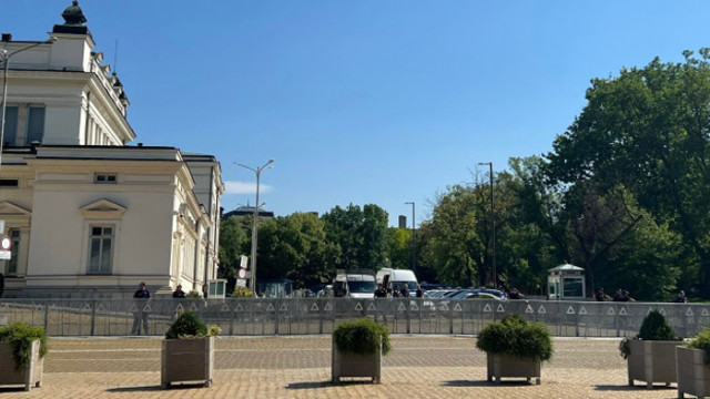 Служителите на Байко Рашков за пореден път са монтирали ограждения около сградата на парламента
