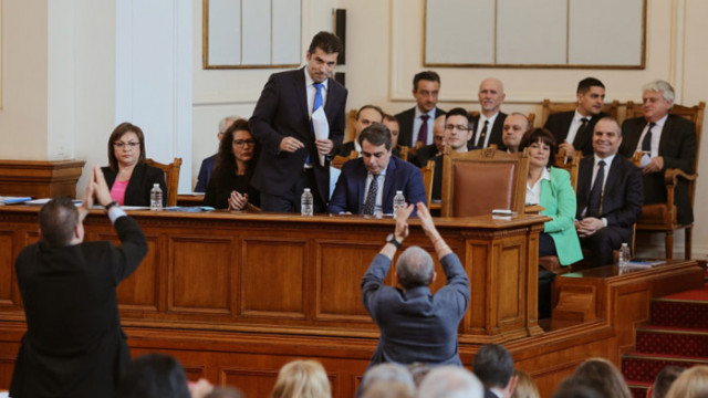 Кирил Петков прочете реч от трибуната на парламента в защита
