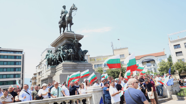 Докато в сградата на парламента се дебатира по вота на недоверие