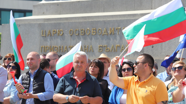 Патриотични движения на протест пред парламента