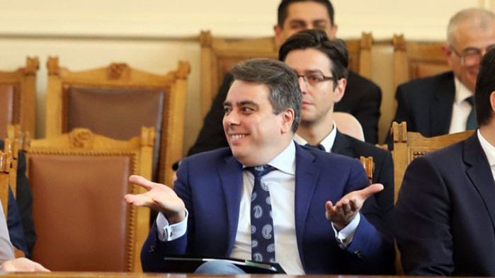 Възпитаникът Асен Василев и "висотата на Харвардската риторика" от парламентарната трибуна