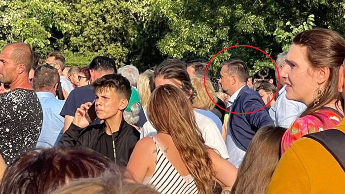 Шефът на кабинета на Нинова води под строй другари от БСП в подкрепа на правителството
