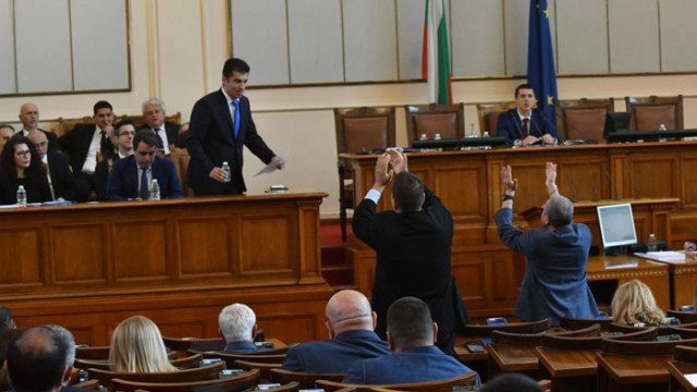 Парламентът гласува вота на недоверие на кабинета „Петков“