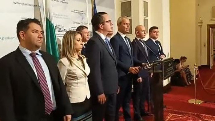 Това е грозно сборище на хора, които размахват средни пръсти,