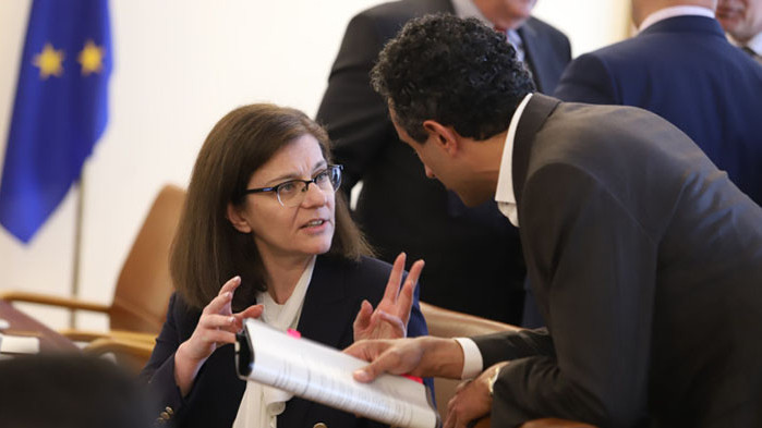 Външната министърка в оставка Теодора Генчовска е била притисната сама