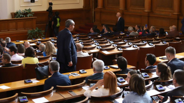 Иванов разочарован от падането на правителството, Костадинов се готви за избори