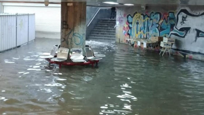 Силна буря в столицата тази сутрин наводни подлези в центъра.