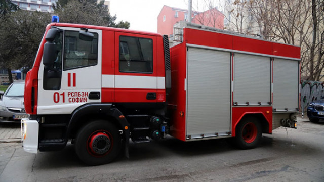 Жена е загинала, а две деца са ранени при пожар в София