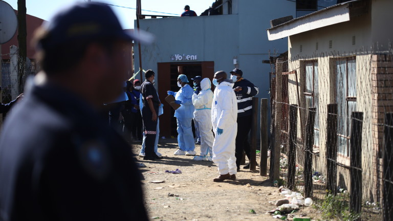 Южноафриканската полиция разследва смъртта на най-малко 20 души в нощен клуб