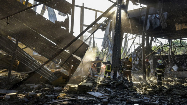 Русия е ударила оръжеен склад в Кременчук, търговският център е пламнал от детониращи боеприпаси