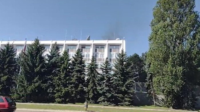 Черен пушек се издига над руското посолство