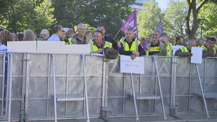 Служители от две държавни агенции излязоха на протест пред Народното събрание