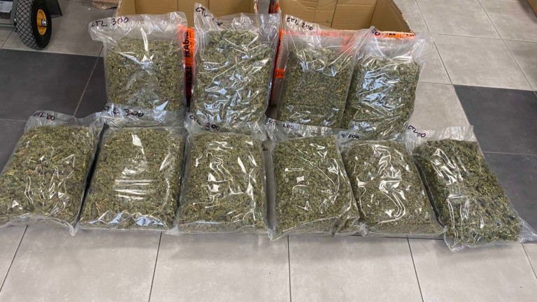 Митнически служители откриха над 11 кг марихуана в контейнер за