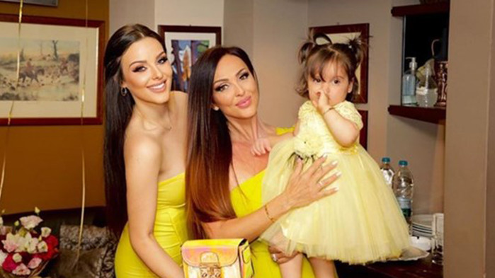 Красиво трио в жълто - Глория с внучка си Галина и дъщеря си Симона