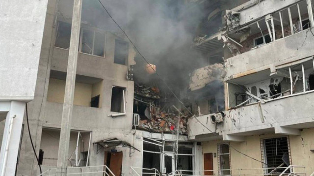 Десет души са загинали при ракетен удар по жилищна сграда