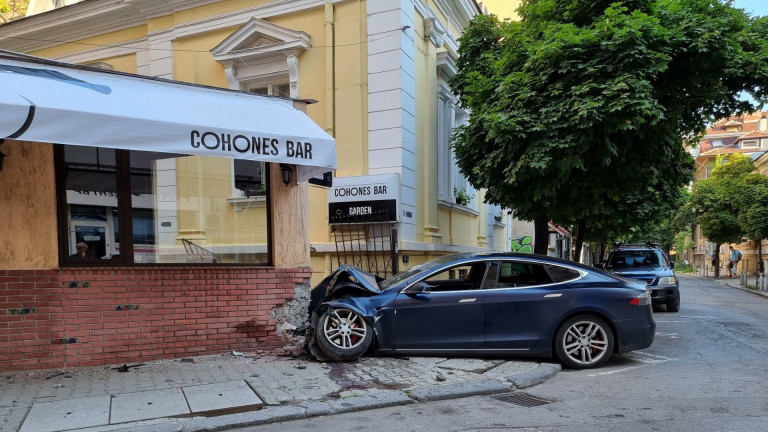 Електромобил с варненска регистрация се разби в столична бирария