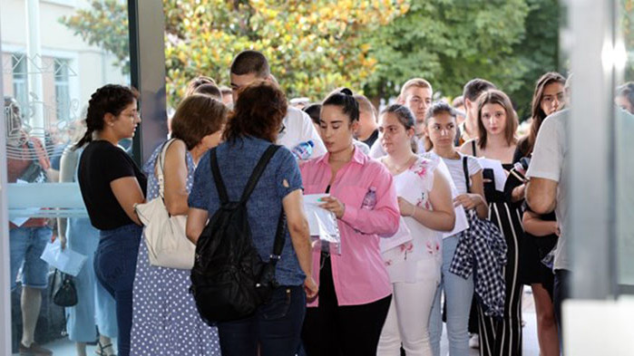 1148 кандидат-студенти се явиха, ще приемат 305 места Големи трудности