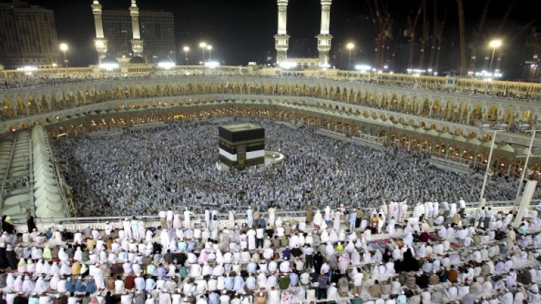 Хиляди поклонници започнаха да пристигат в свещения град Мека в