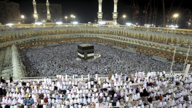 След пандемията: Хиляди мюсюлмани се събраха в Мека за хадж