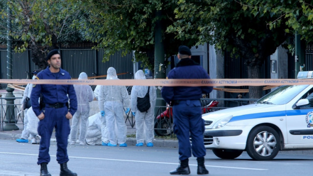 Двама полицаи са били ранени при престрелка с престъпници в Атина а