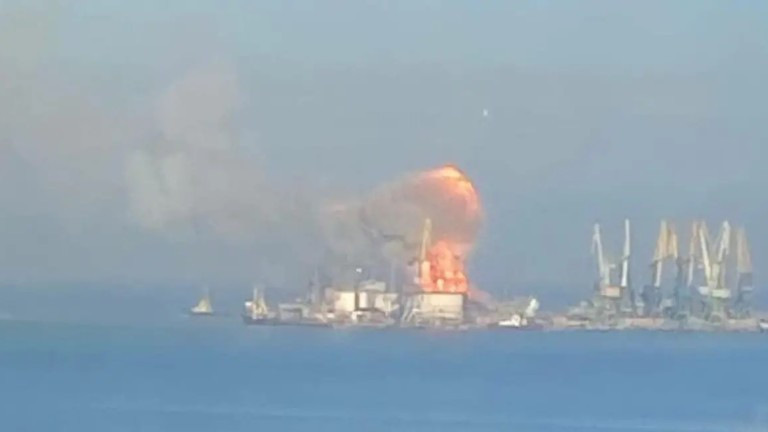 Русия съобщи, че е спасила голям десантен кораб, който екипажът е напуснал,