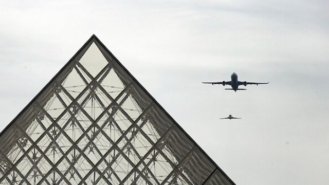 Хаос обхвана летищата в Париж в събота заради продължаващия трети