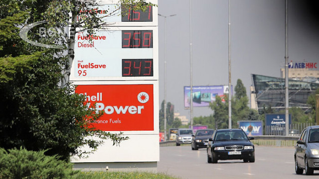 Цената на бензин А95 на основните столични бензиностанции достига от