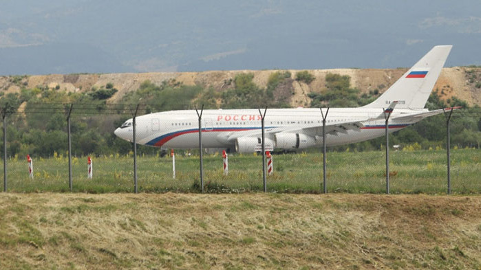 Два самолета прибират руските дипломати в родината им