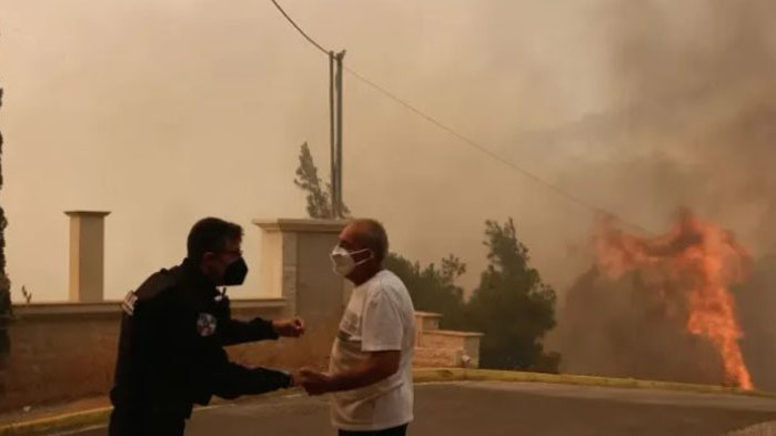 Голям пожар в Южна Гърция, туристите са евакуирани