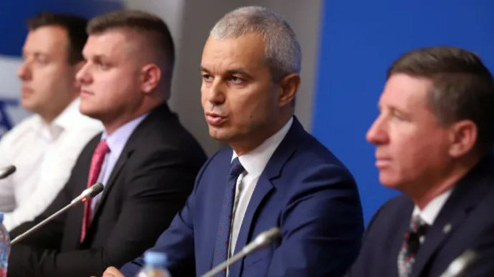 Лидерът на „Възраждане” Костадин Костадинов сигнализира на извънредна пресконференция за