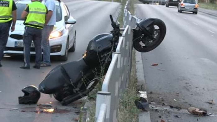 24-годишен моторист е в интензивното отделение, след като катастрофира в