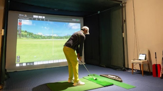 Модерен дигитален симулатор пренася професионални и любителски голф играчи на