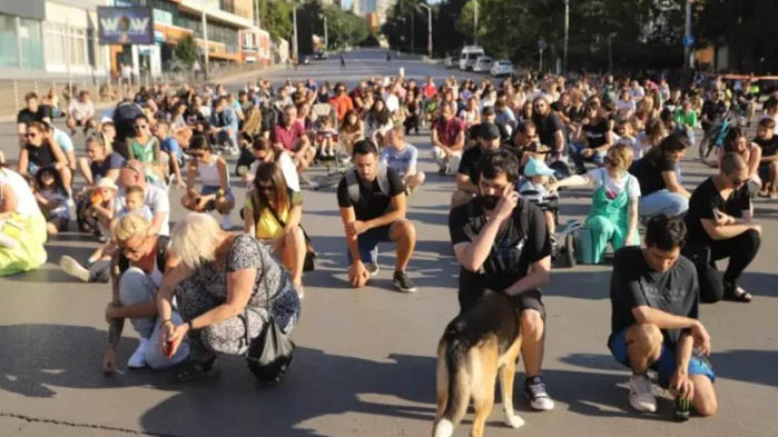 Протест на мястото на тежката катастрофа в София, при която загинаха две момичета