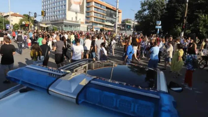 Протест на мястото на тежката катастрофа в София, при която загинаха две момичета