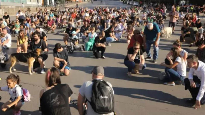 Протест на мястото на тежката катастрофа в София, при която загинаха две момичета