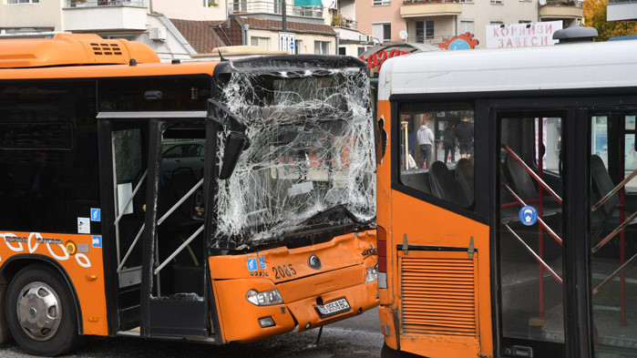 Два автобуса се удариха в София, има пострадали