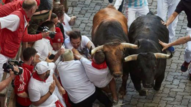 Испания възстанови известния си фестивал за бягане с бикове който