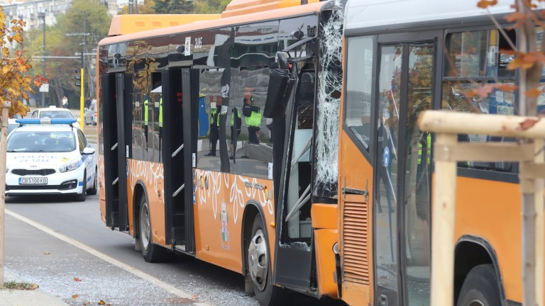 Седем души са пострадали при сблъсъка на два автобуса в София