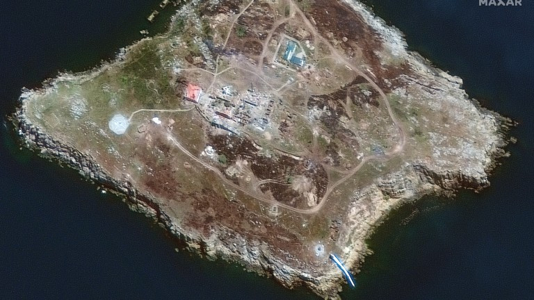 Руски военен самолет е ударил украински войски на Змийския остров