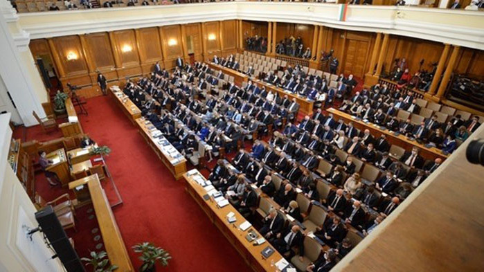 Парламентът се разпусна заради липсата на кворум