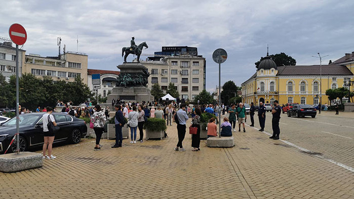 Мижав интерес към "протеста" в подкрепа на Петков и Василев
