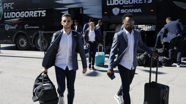 Футболистите треньорите и шефовете облечени в официалните костюми на клуба