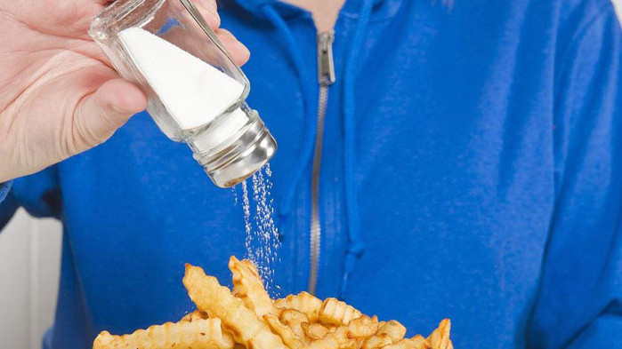 Учени от САЩ доказаха, че хората, които слагат допълнително сол