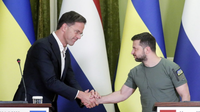 Нидерландският премиер Марк Рюте обеща на Украйна тежки оръжия и помощ за
