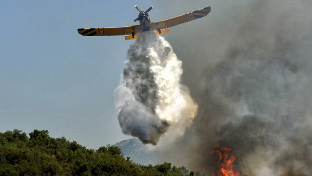Противопожарен хеликоптер се разби в Гърция докато се бореше с горски