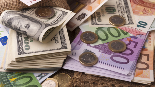 Еврото се понижава спрямо долара по време на търговията в