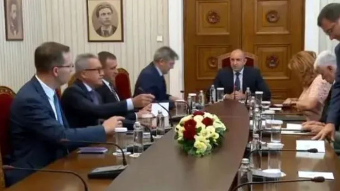 Нужни са предсрочни избори, за да изградим нови основи, заявиха ДПС пред президента