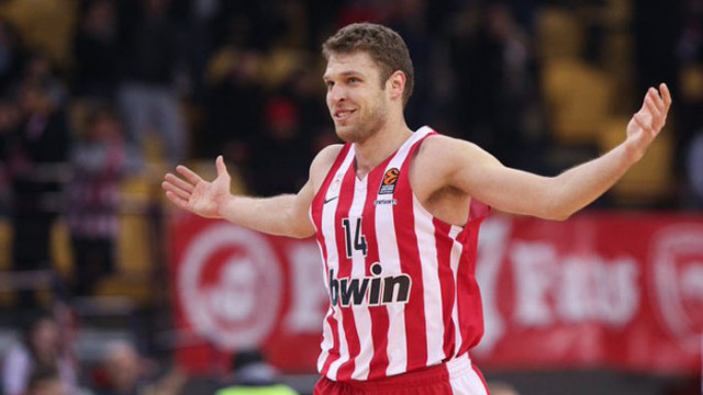 Българската баскетболна звезда Александър Везенков няма да заиграе в НБА