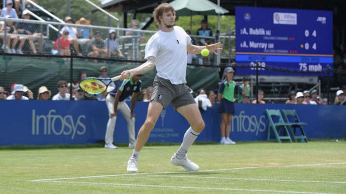 Александър Бублик се класира за полуфиналите на турнира на трева