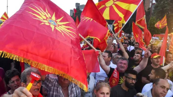 На фона на бурни многолюдни протести и остро противопоставяне между